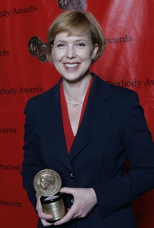 Picture of Kimberly Dozier holding Peabody Award